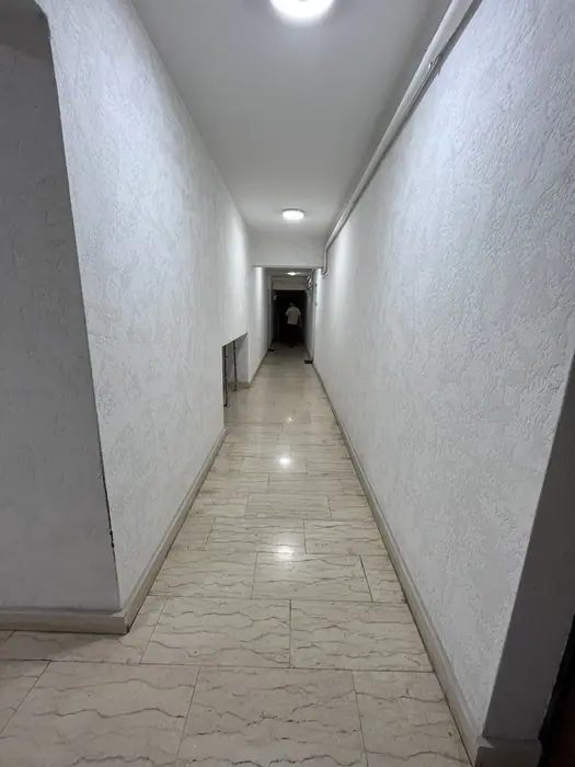 Hol finisat în Dristor Apartments, bloc terminat și locuit
