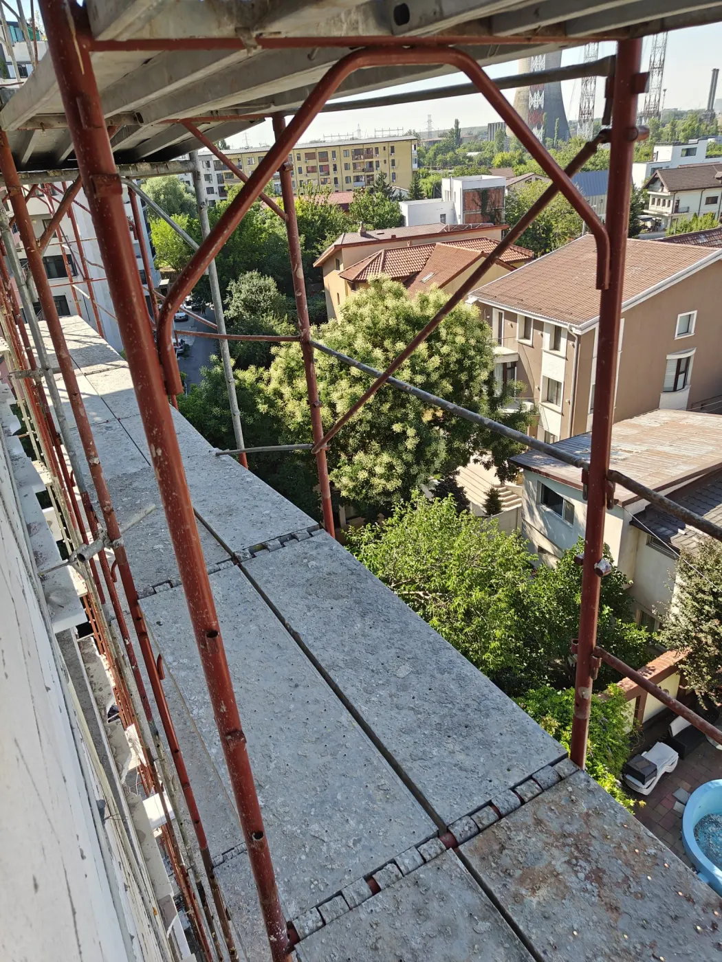 Фасад будинку з риштування